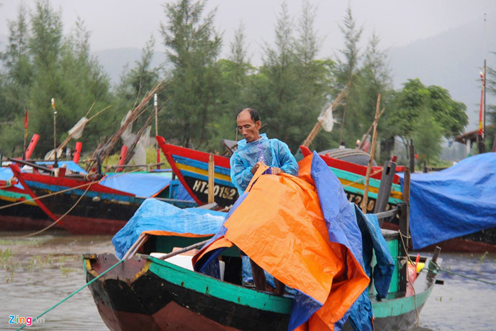 Ông Nguyễn Văn Hậu, trú xã Cẩm Nhượng, huyện Cẩm Xuyên (Hà Tĩnh) cho biết gia đình ông mới ra khơi khoảng 3 ngày, nhận được thông tin báo bão mạnh nên phải cho thuyền quay trở vào bờ để tránh trú. Ảnh: Phạm Trường.