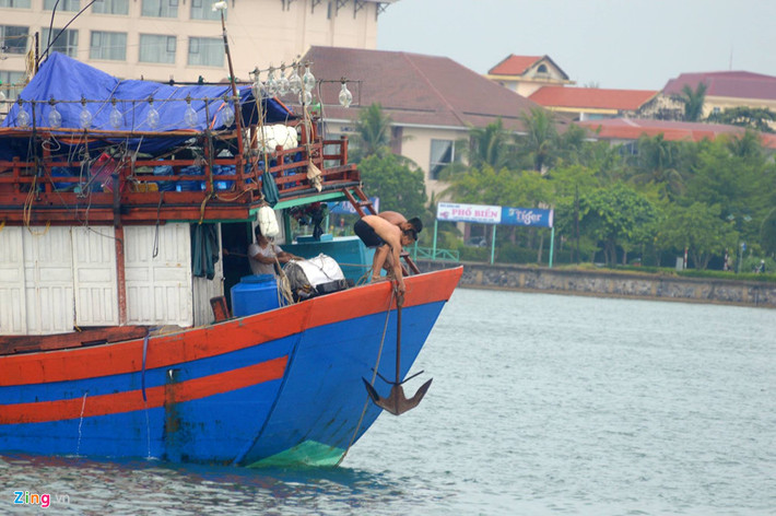 Tàu thuyền được đưa vào nơi an toàn trú bão. Ảnh: Văn Được.