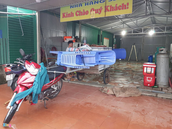 Tại Nghệ An, người dân cũng mau chóng di chuyển các đồ đạc có giá trị tại các nhà hàng ven biển. Ảnh: Phạm Hòa.