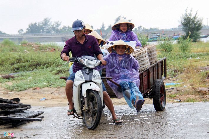 Tại Quảng Bình, người dân cũng di chuyển tới nơi an toàn. Ảnh: Văn Được.