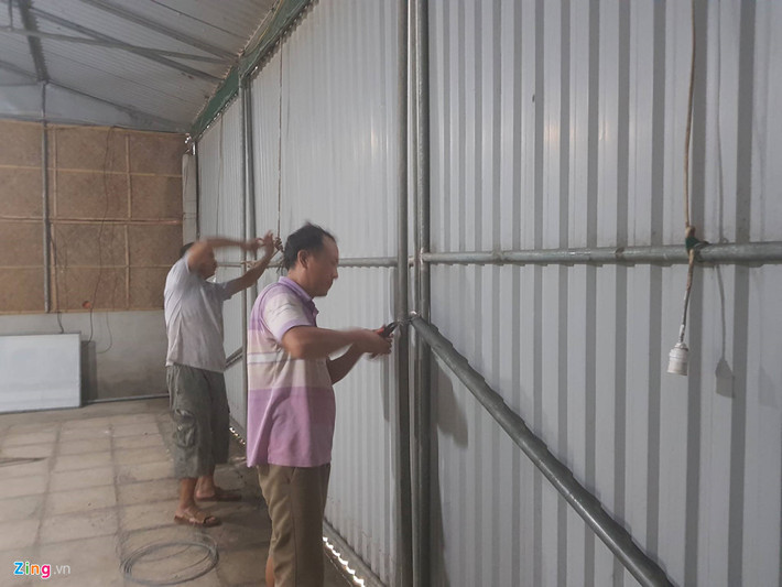 Người dân Cửa Hội gia cố nhà cửa trước khi bão về. Ảnh: Phạm Hòa.