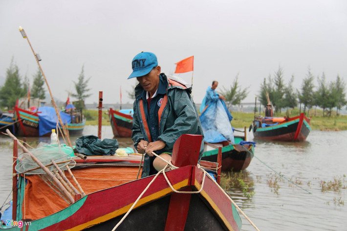 Tại vùng biển xã Cẩm Nhượng, huyện Cẩm Xuyên (Hà Tĩnh), nhiều ngư dân cũng đang tất bật cho việc neo đậu tàu thuyền, thu dọn dẹp ngư cụ tránh trú cơn bão số 10 sắp đổ bộ. Ảnh: Phạm Trường.