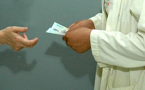 Ngày nay từ “ăn bẩn” đã đi vào cuộc sống hàng ngày như “sao ăn bẩn thế” “sao chơi bẩn thế”, “đồ chơi bẩn”... "Ăn bẩn" còn là một lối chơi chữ chỉ những kẻ có tâm địa hèn hạ, chuyên làm chuyện xấu.