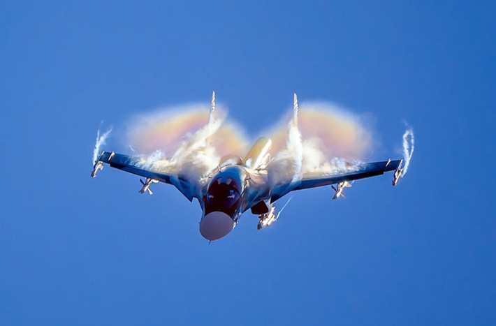 Một bức ảnh tuyệt đẹp chiến đấu cơ Su-34 mang vũ khí thực hiện màn bay biểu diễn trên không.