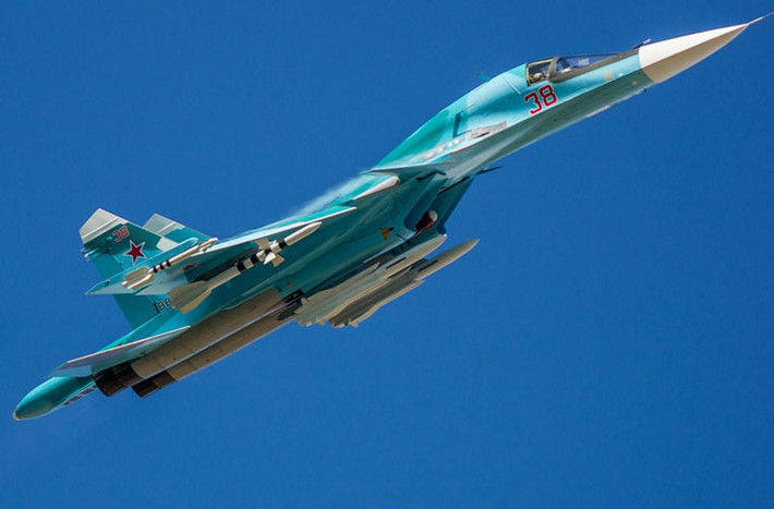 Su-34 được bổ sung thêm cánh mũi để tăng thêm sự ổn định trong khi bay (tính linh hoạt cao) và giảm bớt các lực kéo có hại ở đầu mũi.