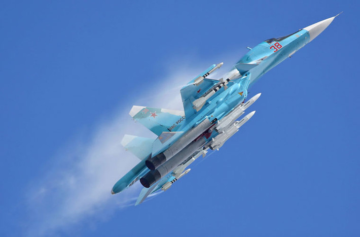 Thừa hưởng khung thân Su-27, Su-34 mang được đến 8 tấn vũ khí trên 12 giá treo cho phép thực hiện nhiều nhiệm vụ tác chiến chống mục tiêu mặt đất, mặt biển và cả trên không khi cần.