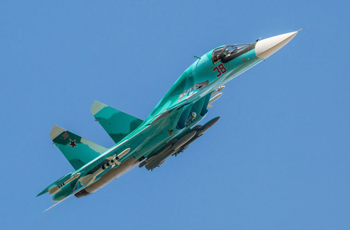 Su-34 được trang bị 2 động cơ phản lực Lyulka AL-35F cho tốc độ bay cực đại Mach 1,8, tầm bay tuần tiễu đến 4.500km. Nếu được tiếp nhiên liệu trên không 3 lần, Su-34 có khả năng đạt tầm bay đến 14.000km.