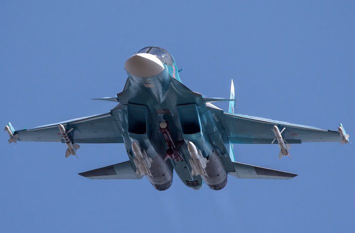 Trong ảnh, chiến đấu cơ Su-34 mang 2 đạn đối không R-73 ở đầu mút cánh, 2 đạn đối không tầm trung R-27 ở giá treo giữa cánh; 2 đạn chống hạm hoặc chống radar Kh-31 ở dưới giá cửa hút không khí và một đạn chống hạm Kh-59 ở giá giữa bụng máy bay.
