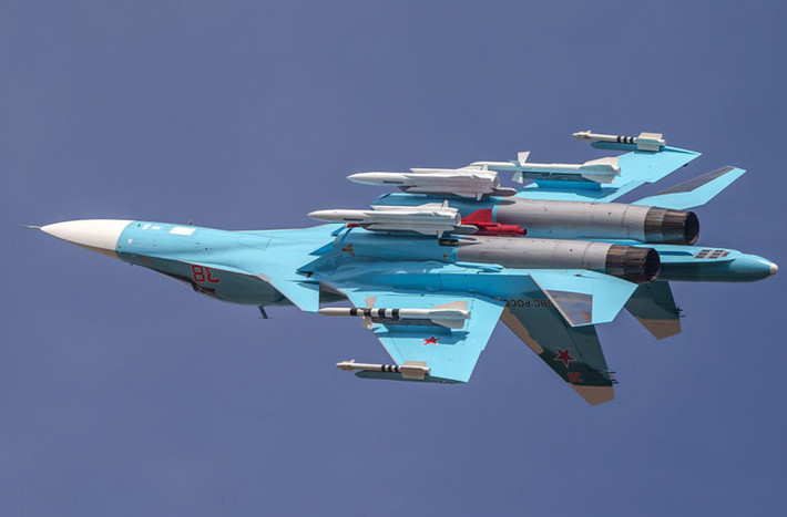 Khả năng thao diễn, cơ động trên không của Su-34 rất mạnh mẽ nhờ thừa hưởng khung gầm cơ sở Su-27 vốn đã được đánh giá cao về sự nhanh nhẹn, linh hoạt.