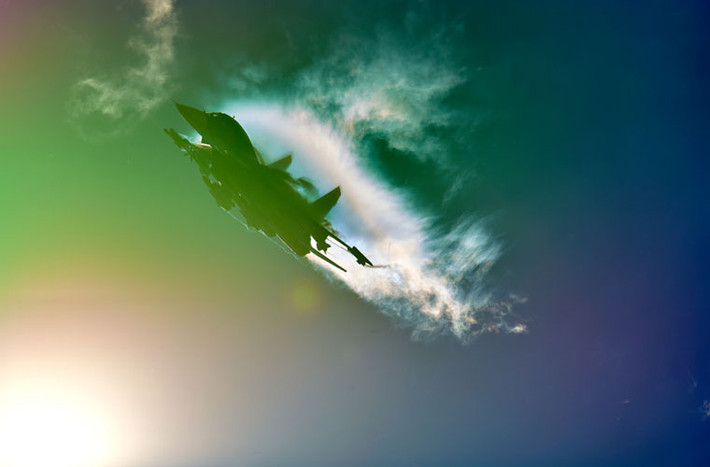 Rõ ràng, chiến đấu cơ Su-34 thuộc hàng tiên tiến bậc nhất trên thế giới, dù cho vẫn có những phê phán ở một số điểm, tuy nhiên đó là điều bình thường ở bất kỳ dòng máy bay quân sự nào. Ảnh: Chiến đấu cơ Su-34 làm “xiếc” với những dòng không khí trên bầu trời.