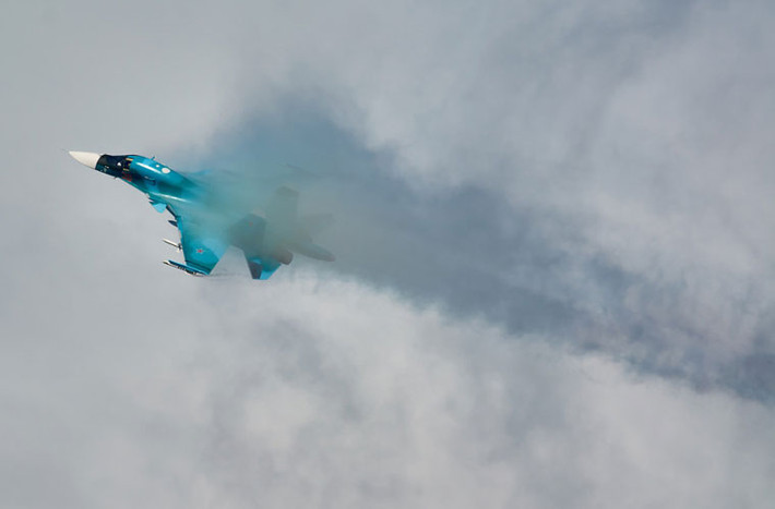 Trên Su-34 còn được trang bị những hệ thống hỗ trợ không tưởng, ví dụ như "nhà vệ sinh, không gian bếp, giường nhỏ, ghế K-36 phi công có chức năng xoa bóp mát xa".