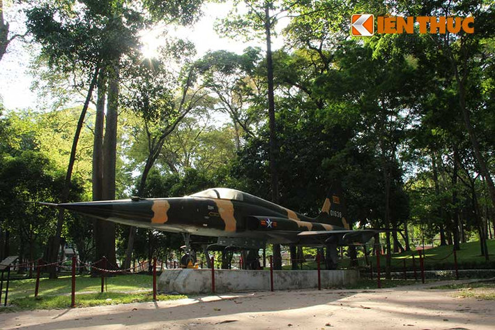 Lúc 8h30 phút sang 8/4/1975, phi công Nguyễn Thành Trung (điệp viên của ta được cài cắm vào Không quân VNCH) đã lái tiêm kích F-5E ném bom vào Dinh Độc lập khiến chính quyền Nguyễn Văn Thiệu hoảng sợ. Đây được xem là lần thứ 2 Dinh Độc lập bị ném bom, lần đầu vào ngày 27/2/1962, 2 phi công VNCH đã dùng máy bay AD-6 ném bom phá hủy phần chính cánh trái của dinh.