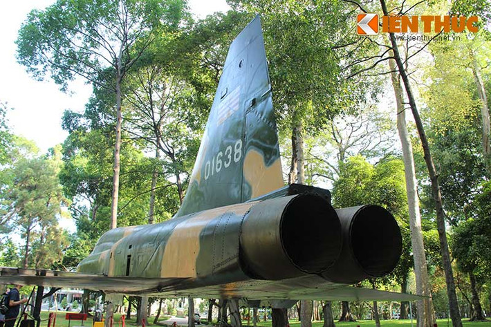Tiêm kích F-5E được trang bị 2 khẩu pháo 20mm ở mũi và mang 3,2 tán vũ khí (bom, tên lửa không đối không) trên 7 giá treo.