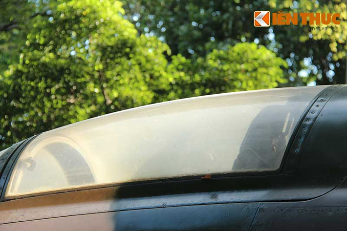 Cận cảnh nắp kính buồng lái tiêm kích F-5E – nơi phi công Nguyễn Thành Trung ngồi cách đây 40 năm trước. Khi đó, ông đã lái chiếc F-5E hạ cánh ở đường băng dài 1.000m, trong khi yêu cầu của nhà sản xuất phải là 3.000m.