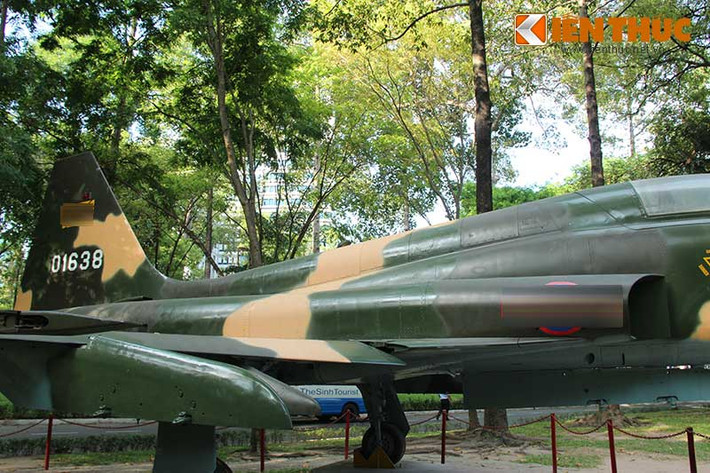 So với thế hệ F-5A/B, tiêm kích F-5E lớn hơn, dài hơn, diện tích cánh được tăng lên, hệ thống điện tử hàng không tinh vi hơn khi được lắp radar điều khiển hỏa lực Emerson AN/APQ-153. Lưu ý, trên thân chiếc F-5E này vẫn được giữ nguyên phù hiệu của VNCH được thêm dấu gạch đen.