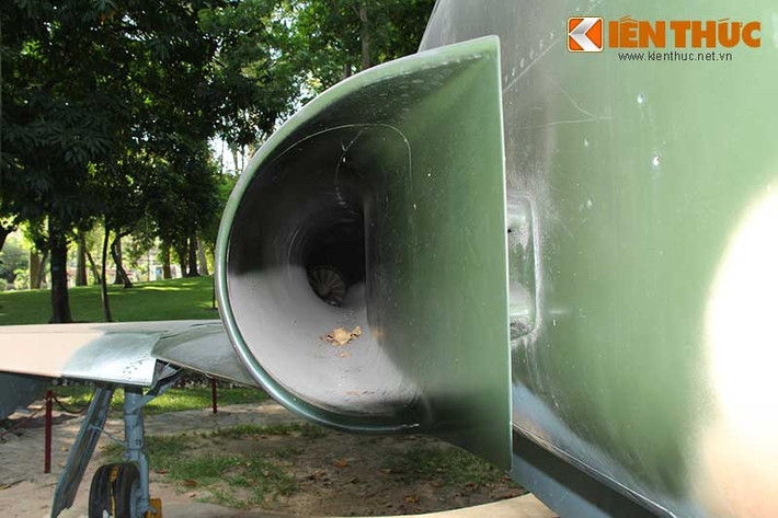 Cận cảnh cửa hút không khí cho động cơ J85-GE-21B – F-5E được trang bị 2 động cơ với 2 cửa hút không khí đặt dọc bên hông. Trong ảnh có thể thấy rõ động cơ nằm sâu trong cửa hút.
