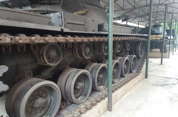 Cận cảnh bộ phận chuyền động xe gồm: 5 bánh chuyển động lùi và bánh phụ trợ kéo căng xích nằm ở đuôi (ngay bên dưới bánh truyền động), phuộc giảm xóc được lắp ở 2 bánh chịu lực đầu tiên và bánh chịu lực cuối cùng.