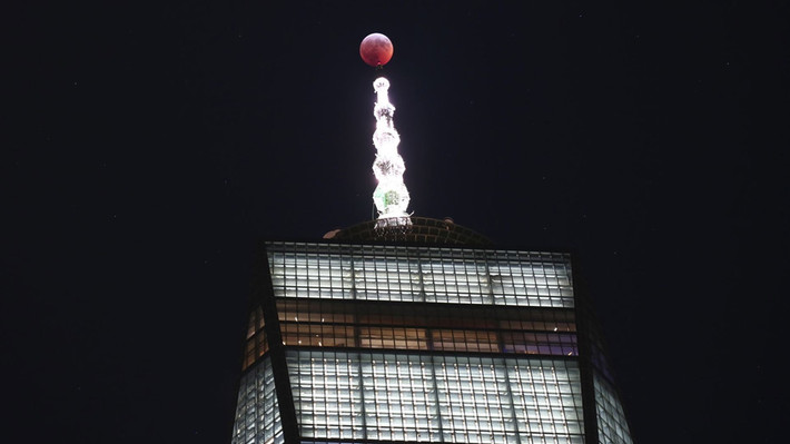 Siêu Trăng máu bên trên Trung tâm Thương mại Một thế giới ở Manhattan, New York, Mỹ.