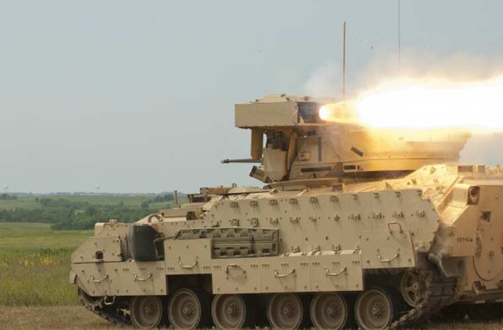 Trong ảnh, xe chiến đấu bộ binh M2A3 Bradley phóng tên lửa chống tăng tự dẫn TOW.