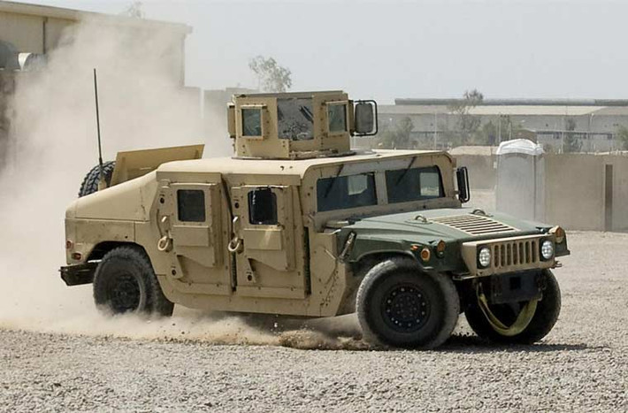 Quân đội Mỹ cũng đưa tới một số xe thiết giáp hạng nhẹ cơ động cao Humvee.