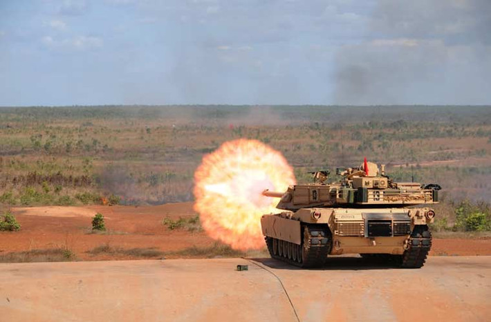 M1 Abram được trang bị pháo nòng trơn M256 120mm tuy không thể phóng tên lửa chống tăng như T-90 nhưng được trang bị đạn xuyên đặc biệt làm bằng Uranium nghèo có thể xuyên sâu vào bên trong vỏ giáp tăng địch, gây thiệt hại cho kíp lái tăng.