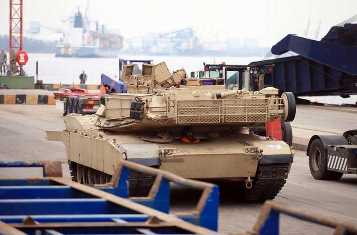 Trong ảnh, xe tăng chiến đấu chủ lực M1 Abrams tại cầu cảng thành phố Riga ở Latvia. Các quan chức Mỹ cũng tuyên bố rằng, ngoài Latvia, Quân đội Mỹ sẽ triển khai thêm vũ khí khí tài tới Estonia và Lithuania vốn đều là các quốc gia Liên Xô (cũ).
