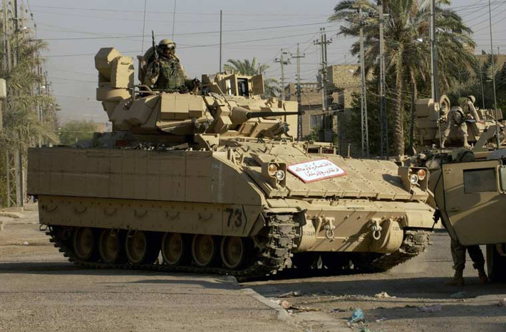 Xe chiến đấu bộ binh M2A3 Bradley nặng 22,6 tấn, dài 6,44m, rộng 3,2m, chở được 6 lính vũ trang đầy đủ, trang bị động cơ 600 mã lực cho tốc độ hành tiến 66km/h, có thể bơi nước 7km/h.