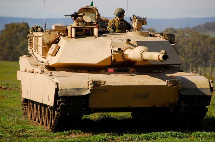 Nếu như T-90 Nga nổi tiếng với giáp composite, giáp phản ứng nổ thì M1 lại “tự hào” với giáp đa lớp kiểu Chobham bổ sung thêm vật liệu Uranium nghèo tỉ khối lớn giúp chống chịu đạn diệt tăng. Ngoài ra, xe có thể lắp thêm giáp phản ứng nổ, giáp lồng, hệ thống gây nhiễu AN/VLQ-8A chống lại tên lửa diệt tăng.