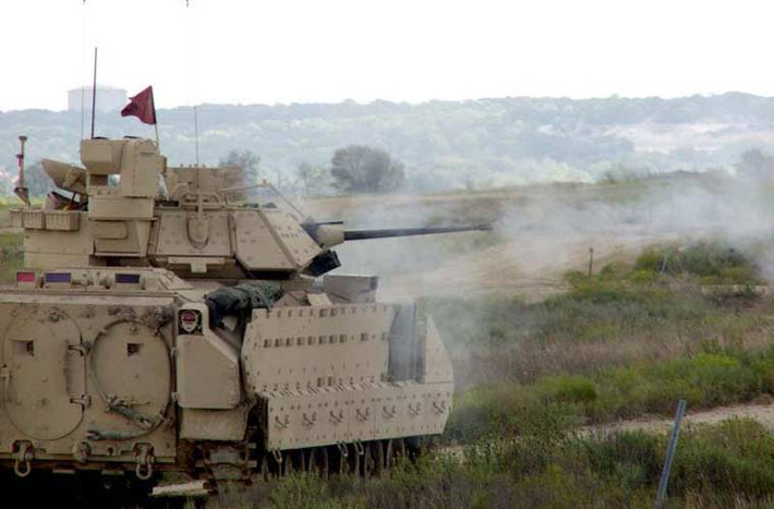 Hỏa lực của M2A3 Bradley có thể hạ gục được xe tăng, thiết giáp thậm chí là trực thăng. Trong ảnh, pháo tự động 25mm đang nã đạn trong tập trận, có thể bắn các loại đạn xuyên giáp và đạn nổ phá mảnh.