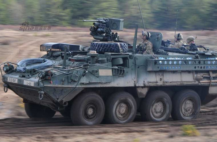Kho vũ khí Mỹ đưa tới Latvia tập trận còn có sự tham gia của một số xe thiết giáp đa năng bánh lốp Stryker - một trong những loại xe thiết giáp chủ lực hiện đại của Quân đội Mỹ hiện nay. Biến thể tiêu chuẩn của loại xe này dùng cho nhiệm vụ chở quân nặng 18 tấn, chở được 9 lính, bọc giáp dày 14,5mm, trang bị đại liên 12,7mm.