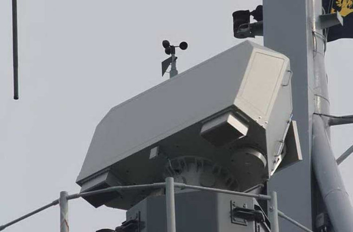 Trong ảnh, anten hệ thống radar mạng pha Sea Giraffe AMB đã được lắp trên đỉnh cột buồm tàu sân bay Chakri Naruebet. Loại radar này có thể phát hiện mục tiêu trên không - trên biển từ đường chân trời tới độ cao 20.000m ở góc 70 độ, có thể cảnh báo nhiều mối nguy hiểm ở mọi phương vị, độ cao bao gồm cả tên lửa hành trình chống tàu bay thấp.