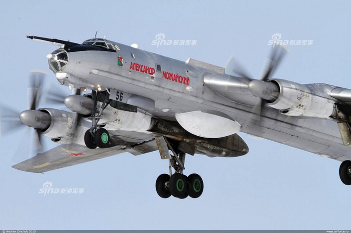 Ngoài ra, Tu-142 có thể mang số lượng lớn phao thủy âm phát hiện, theo dấu tàu ngầm đối phương. Theo các nguồn tin, chỉ trong thời gian ngắn, một chiếc Tu-142MK có thể bố trí 64 phao thủy âm RGB-75 và RGB-15. Nguồn ảnh: Airlines.net