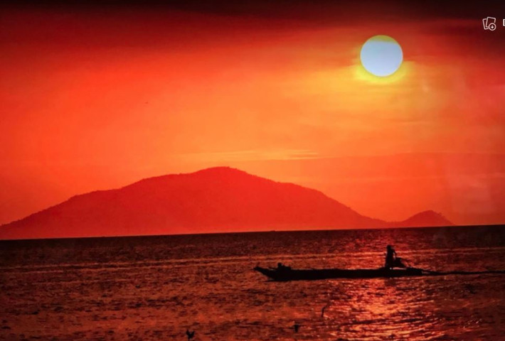 Hoài Thanh & Hoài Chân trong Thi nhân Việt Nam đã viết: Thơ thất ngôn của ta bây giờ thực có khác thơ thất ngôn cổ phong. Nhưng trong bài thơ Tống biệt hành lại thấy sống lại cái không khí riêng của nhiều bài thơ cổ. Điệu thơ gấp. Lời thơ gắt. Câu thơ gắn rỏi, gân guốc. Không mềm mại uyển chuyển như phần nhiều thơ bây giờ. Nhưng vẫn đượm chút bâng khuâng khó hiểu của thời đại.