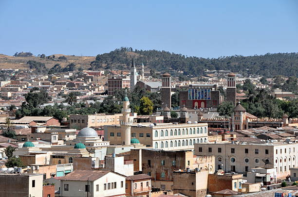 Nhà ở của người dân Eritrea có kiến trúc đơn giản nổi bật trong sắc màu tươi sáng. Chúng nằm cạnh đường. Người dân Eritrea thường xây tường dày để tránh nóng.