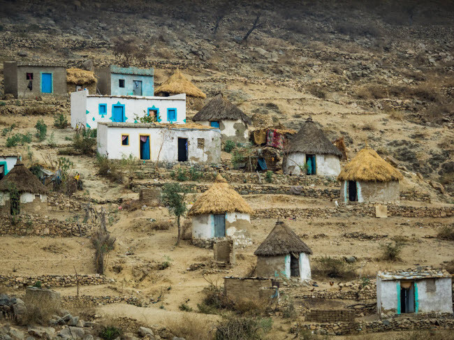 Eritrea là một quốc gia miền núi, nằm ở độ cao 2.300 m so với mực nước biển với diện tích 118,000 km², thủ đô là Asmara.