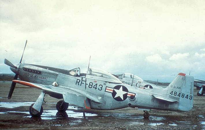 Trong ảnh là chiếc tiêm kích động cơ cánh quạt F-51 Mustang được ra đời trong CTTG 2 và tiếp tục triển khai trong Chiến tranh Triều Tiên. Chiếc F-51 đạt tốc độ tối đa 703km/h, tầm bay 2.600km, trang bị 6 đại liên 12,7mm với 2.400 viên đạn và khả năng mang 2 bom 907kg hoặc 10 rocket 127mm.