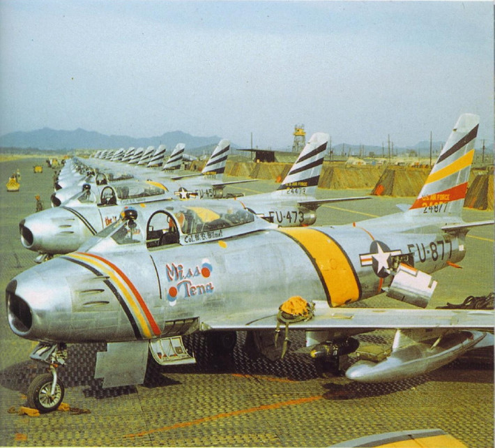Các tài liệu Không quân Mỹ tuyên bố, tiêm kích F-86 Sabre đã bắn rơi 379 chiếc MiG-15 , trong khi chịu thiệt hại 103 chiếc. Tuy nhiên, phía Liên Xô tin rằng con số F-86 Sabre bị bắn hạ phải là 600 chiếc. Ảnh: Hàng dài F-86 tại một căn cứ Mỹ ở Hàn Quốc trong Chiến tranh Triều Tiên.