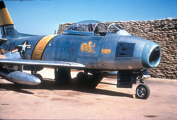 Những chiếc F-86 Sabre được trang bị một động cơ phản lực J47 cho tốc độ tối đa 1.100km/h, tầm bay 1.900km, trần bay 14.900m. Một số đánh giá cho rằng, F-86 có thể lượn vòng và bổ nhào nhanh hơn chiếc MiG-15, nhưng MiG-15 lại trội hơn F-86 về trần bay, gia tốc và tốc độ lên cao.