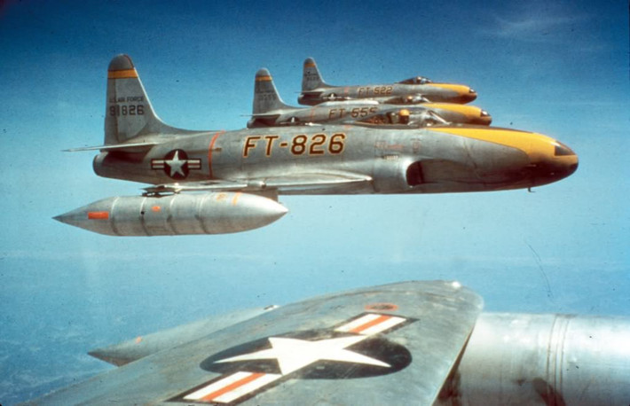 Trong ảnh là tiêm kích P-80 Shooting Star tham chiến ở Triều Tiên từ tháng 11/2950. Nó được xem là mẫu chiến đấu cơ đầu tiên của Mỹ giành thắng lợi đầu tiên trước tiêm kích MiG-15.