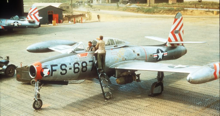 Mỗi chiếc F-84 có thể mang 2,2 tấn bom và rocket và thậm chí là bom nguyên tử cùng 6 khẩu súng máy 12,7mm với 1.800 viên đạn.