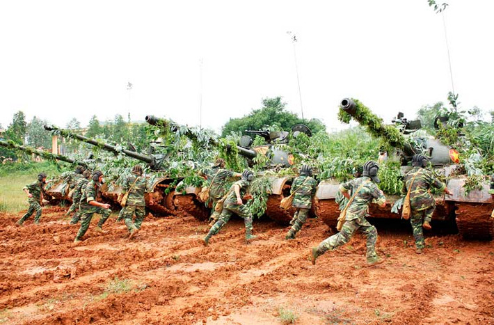 Kíp chiến đấu 4 người một xe khẩn trương leo lên “rùa thép”.