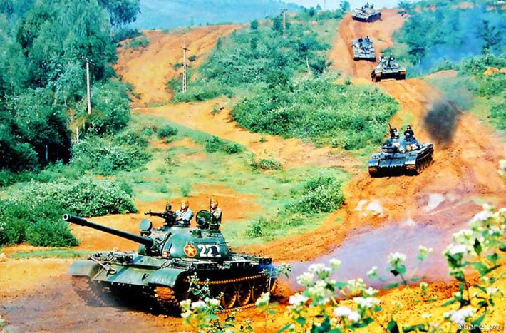 Xe tăng T-54/55 được trang bị động cơ diesel công suất 500 mã lực cho tốc độ hành tiến 48km/h, có khả năng vượt hào nước, sông sâu nếu có chuẩn bị.