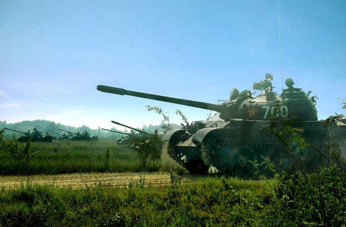 Xe tăng T-54/55 được trang bị pháo rãnh xoắn D-10T 100mm cùng đại liên 7,62mm và 12,7mm. Ảnh: đội hình xe tăng vào tuyến bắn.