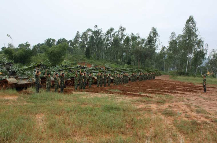 Trong ảnh, đơn vị xe tăng T-54/55 trước giờ hành quân.
