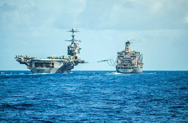 Tàu sân bay USS George Washington (CVN 73) tập luyện tiếp vận từ tàu hậu cần tổng hợp USNS Rappahannock (T-AO 204) trên biển Philippine.