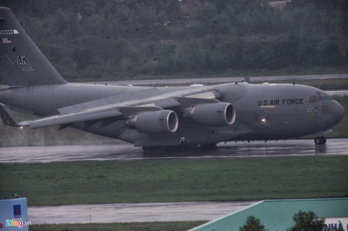 Đến 12h15 "Quái thú" của Tổng thống Trump được đưa ra khỏi '"Ngựa thồ" C-17.