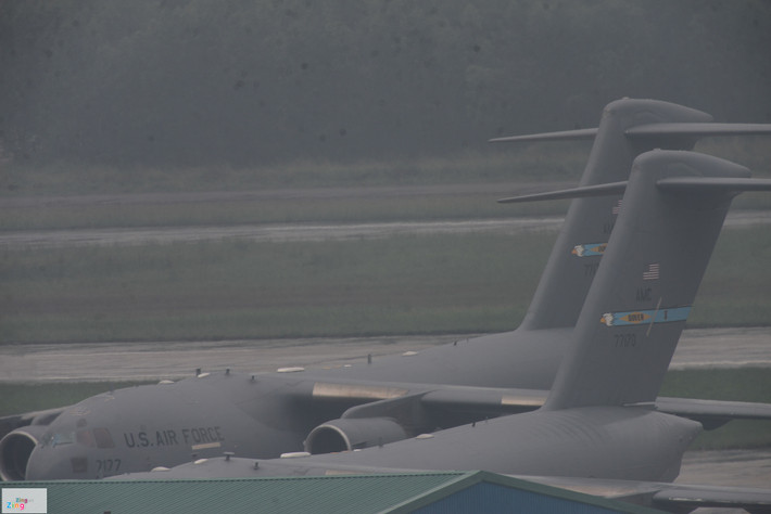 Lúc 12h20, liên tục 2 chiếc C-17 khác hạ cánh.