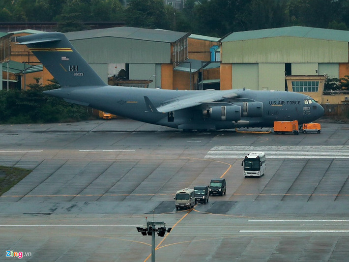 Trong sân bay Đà Nẵng, một chiếc C-17 khác đáp vào chiều tối qua vẫn đang đậu tại đây. Tất cả có 4 chiếc đang đậu ở sân bay Đà Nẵng.
