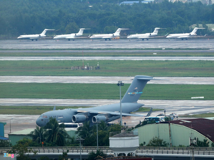 C-17 chở đoàn xe Tổng thống Trump và dàn máy bay cá nhân đang đậu trong sân bay Đà Nẵng.