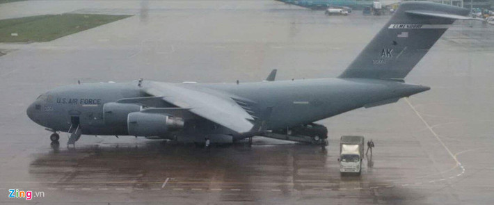 Không quân Mỹ đang đưa một xe bảo vệ ra khỏi máy bay C-17.